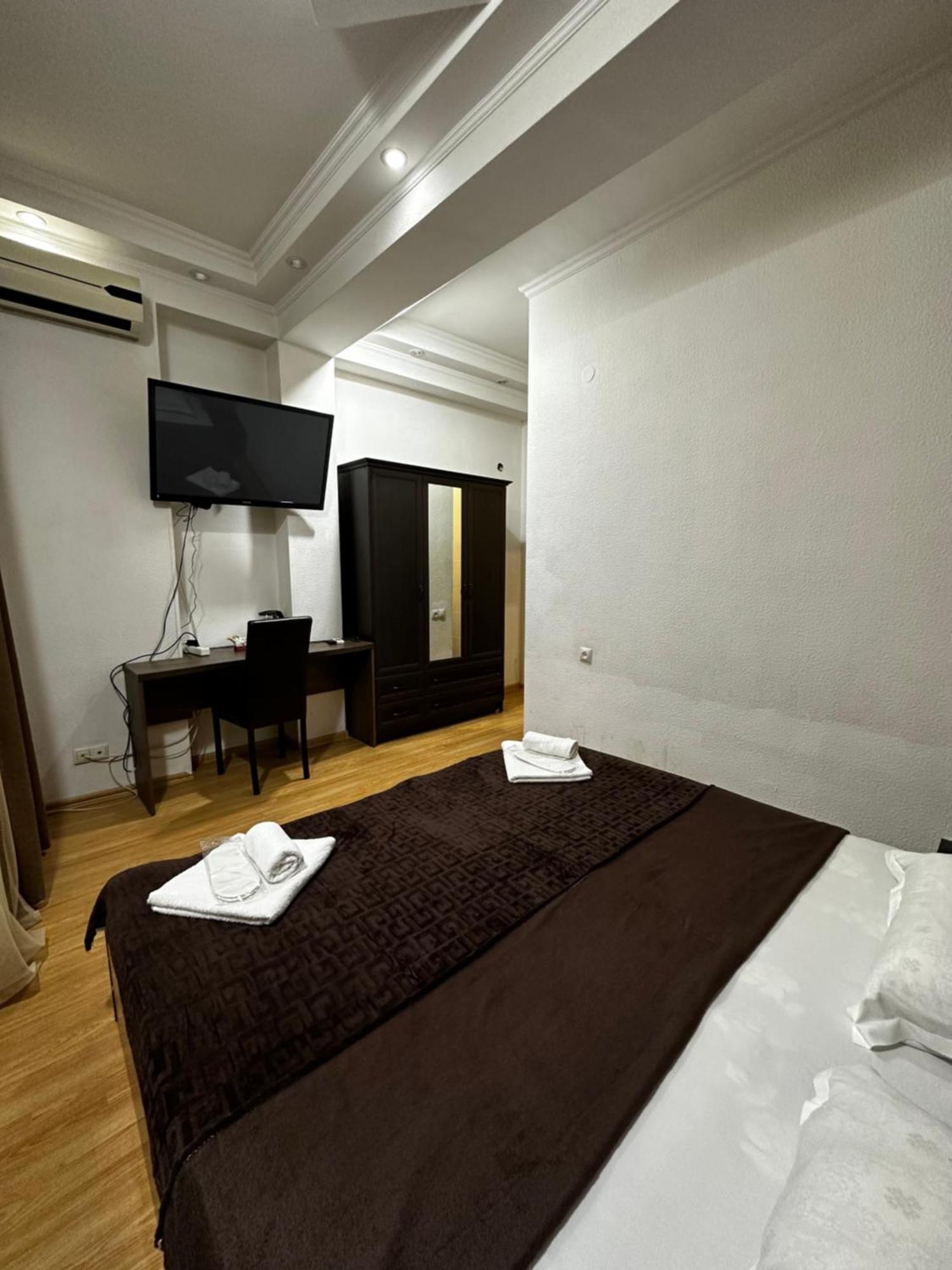 Old House Luca Hotel Tbilisi Buitenkant foto